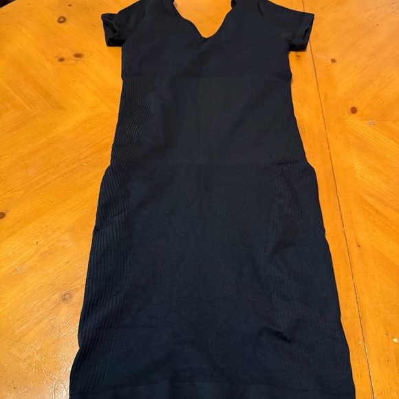 NEW Halara Seamless V-Neck Short Sleeve Built in Shapewear with Shorts Black XL - Picture 3 of 15